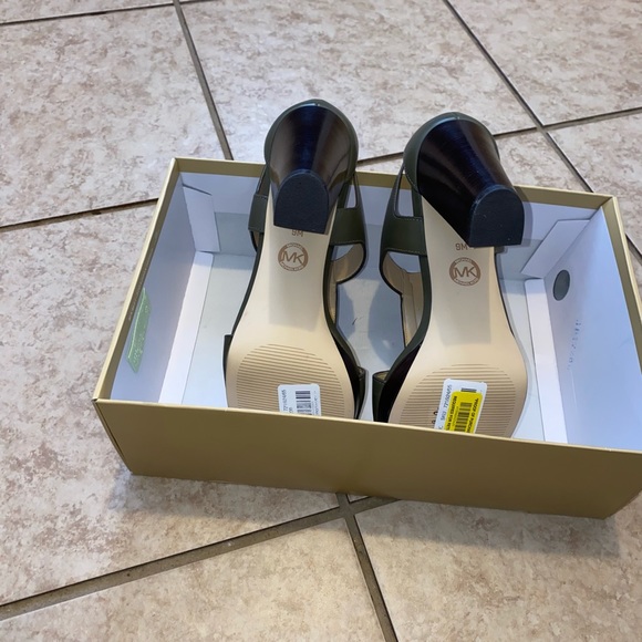 Michael Kors Alexia Leather Platform Sandal in Admiral (Drab Green), size 9M - Picture 5 of 6